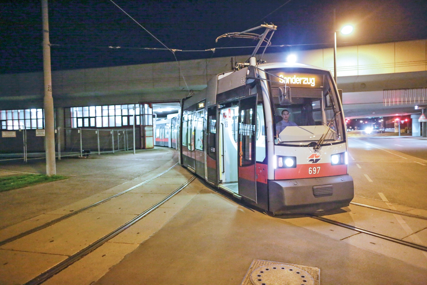 ULF beim Morgenauslauf aus dem Betriebsbahnhof.