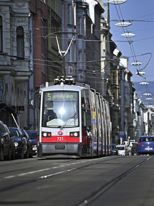 Straßenbahn der Linie 5 in der Kaiserstraße.