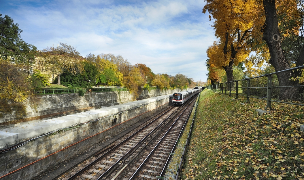 Zug der Linie U4 im Bereich zwischen Schönbrunn und Hietzing.