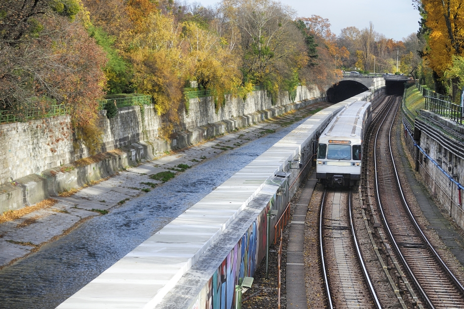 Zug der Linie U4 im Bereich zwischen Schönbrunn und Hietzing.