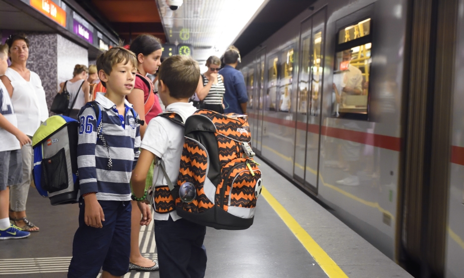 Rund 2,5 Millionen Fahrgäste nutzen die Wiener Linien täglich, darunter auch tausende Kinder. Im Bild: Kinder unterwegs in einer U-Bahn der Linie U2.