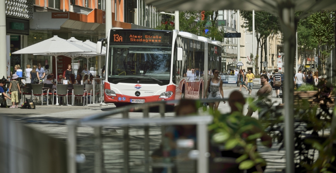 Gelenkbus der Linie 13A im Bereich der Begegnungszone der Mariahilfer Straße.