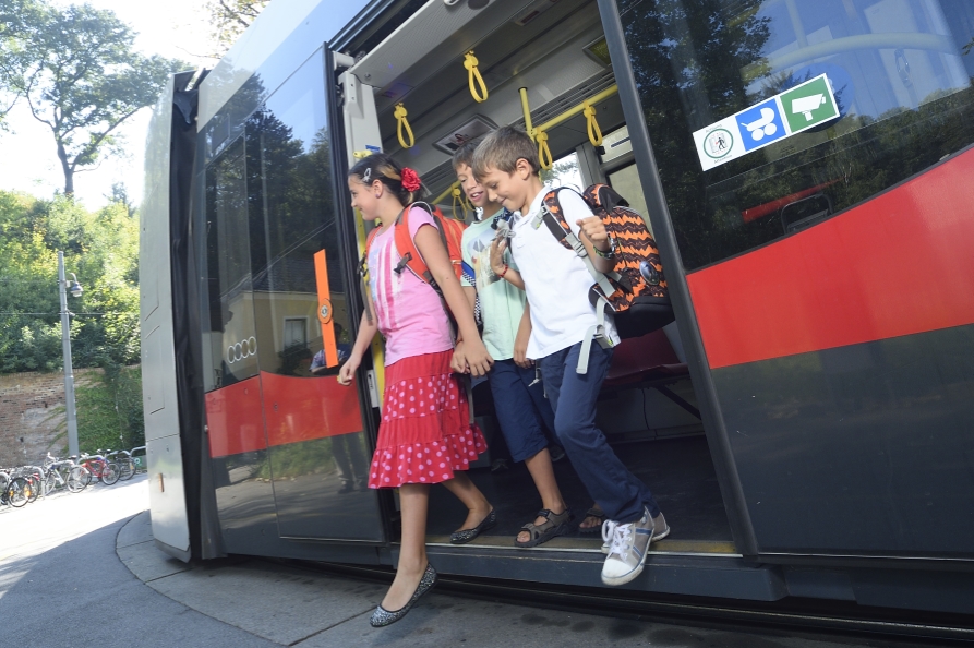 Rund 2,5 Millionen Fahrgäste nutzen die Wiener Linien täglich, darunter auch tausende Kinder. Im Bild: Kinder unterwegs in einer Straßenbahn der Linie 43.