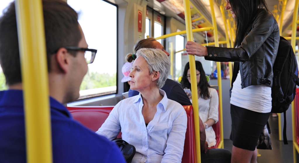 Fahrgäste unterwegs in Verkehrsmitteln der Wiener Linien.