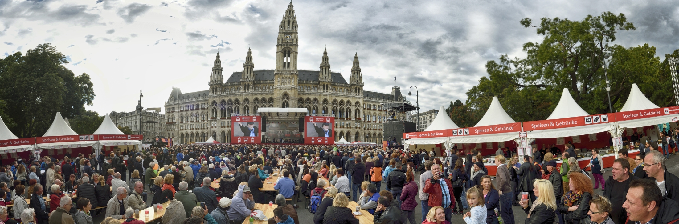 Fest anlässlich des 150-jährigen Jubiläums der Wiener Straßenbahn am Rathausplatz mit zahlreichen Attraktionen und einem Corso mit historischen Fahrzeugen der Wiener Linien.