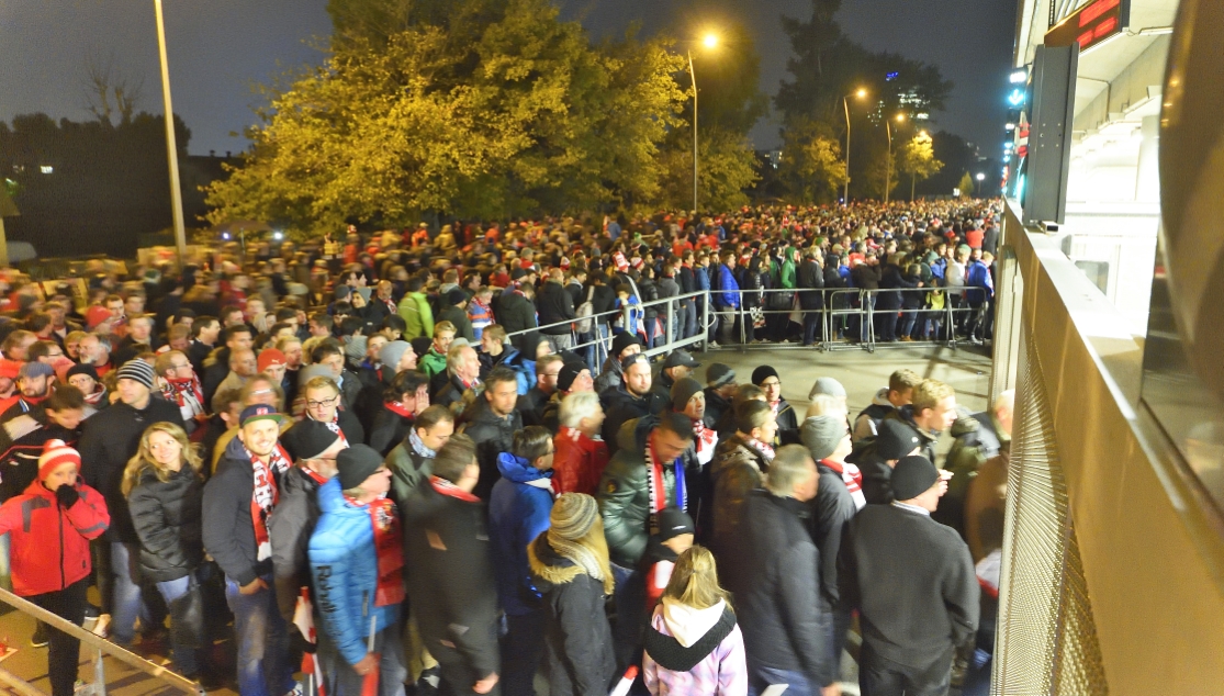 Die U2-Station Stadion ist speziell auf die Abfertigung großer Besuchermassen ausgelegt. Ein spezielles Zutrittssystem schleust die Stadionbesucher nach der Veranstaltung in kurzer Zeit auf den Bahnsteig. Züge bringen die Menschen fast im Minutentakt von drei Gleisen wieder heimwärts.