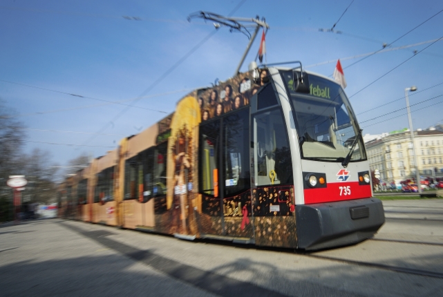 Die diesjährige, eigens für den Lifeball bebrandete ULF Straßenbahn.