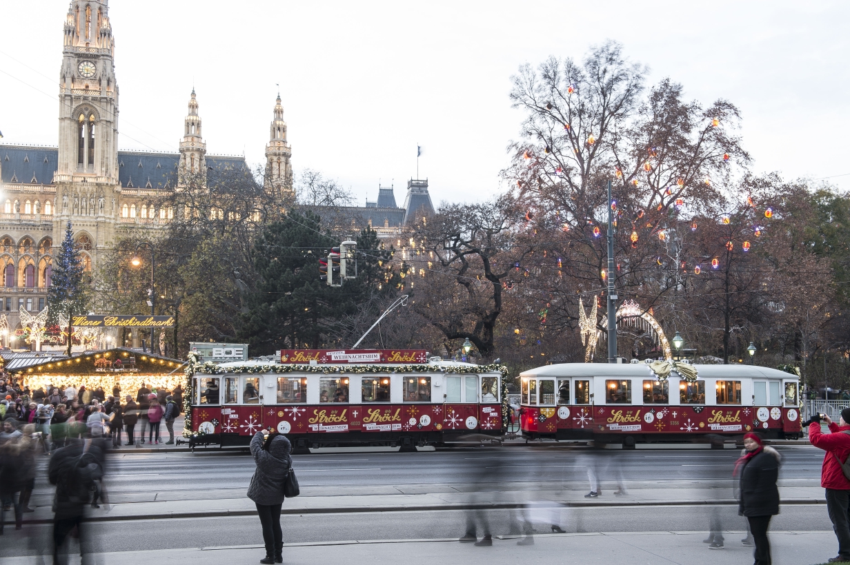 Ströck-Weihnachtsbim am ersten Adventswochenende vor dem Christkindlmarkt am Rathausplatz.