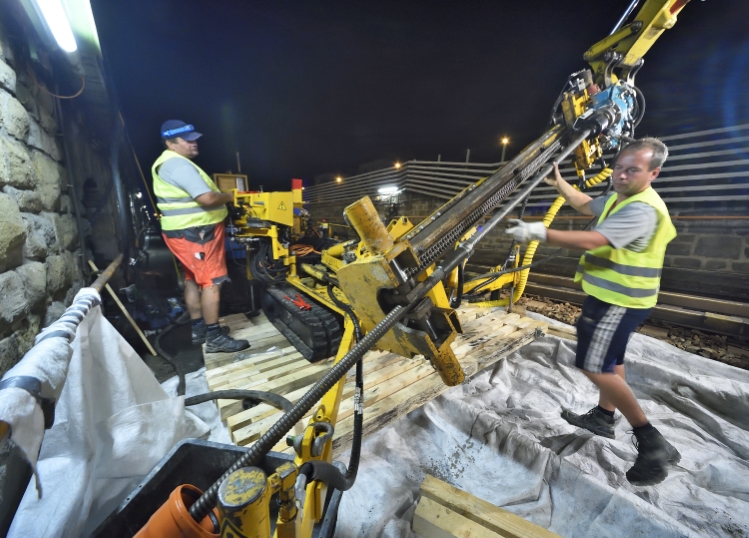 Maßnahmen zur Sanierung der Stützmauer zwischen U4 und Hietzinger Kai. In mehreren Bauphasen werden vom U-Bahn Gleis aus sogenannte Zugverpresspfähle (Stabilisierungsanker mit ca. 14 m Länge) zur Sicherung der Stützmauer in den Boden gebohrt, damit in den Jahren 2016 und 2017 die umfassende Modernisierung von Gleisen und Gleisuntergrund der U4 umgesetzt werden kann.