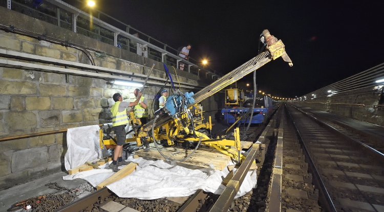 Maßnahmen zur Sanierung der Stützmauer zwischen U4 und Hietzinger Kai. In mehreren Bauphasen werden vom U-Bahn Gleis aus sogenannte Zugverpresspfähle (Stabilisierungsanker mit ca. 14 m Länge) zur Sicherung der Stützmauer in den Boden gebohrt, damit in den Jahren 2016 und 2017 die umfassende Modernisierung von Gleisen und Gleisuntergrund der U4 umgesetzt werden kann.