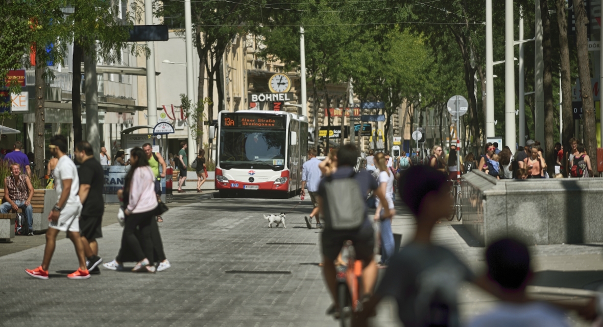 Gelenkbus der Linie 13A im Bereich der Begegnungszone der Mariahilfer Straße.