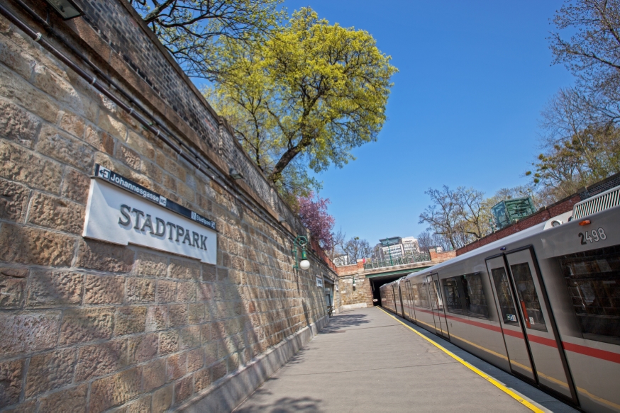 U-Bahn Station Stadtpark der U4 mit einem  Zug der Type V, April 2015