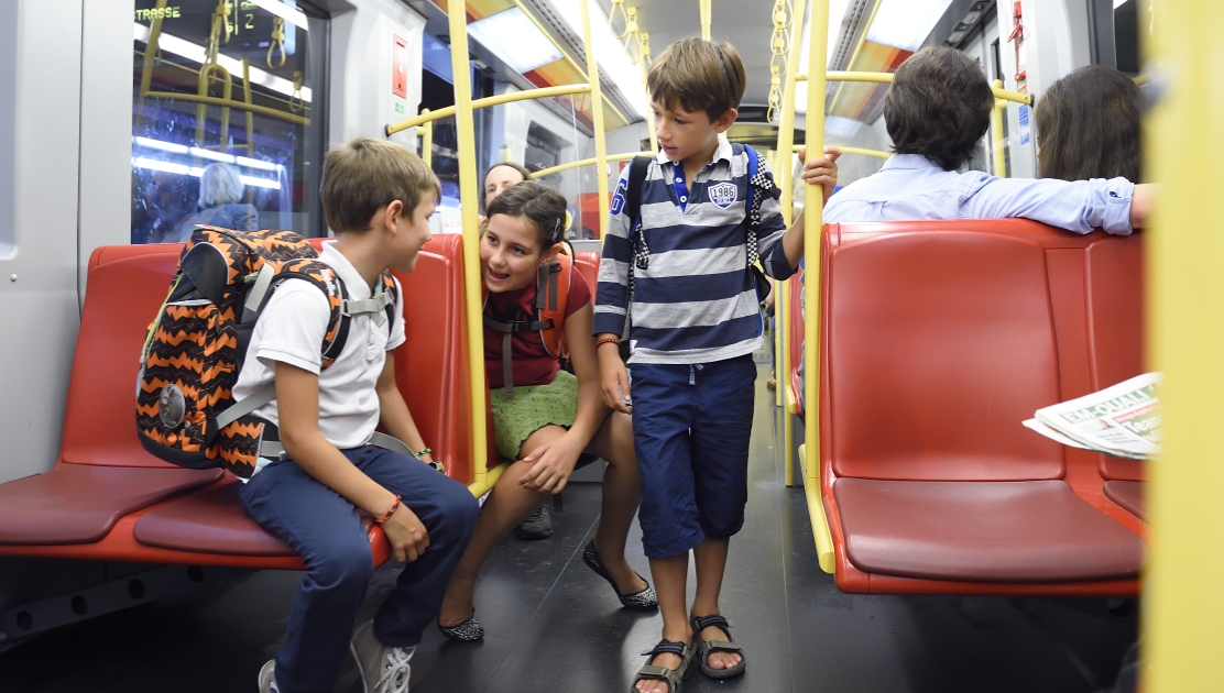 Rund 2,5 Millionen Fahrgäste nutzen die Wiener Linien täglich, darunter auch tausende Kinder. Im Bild: Kinder unterwegs in einer U-Bahn der Linie U2.