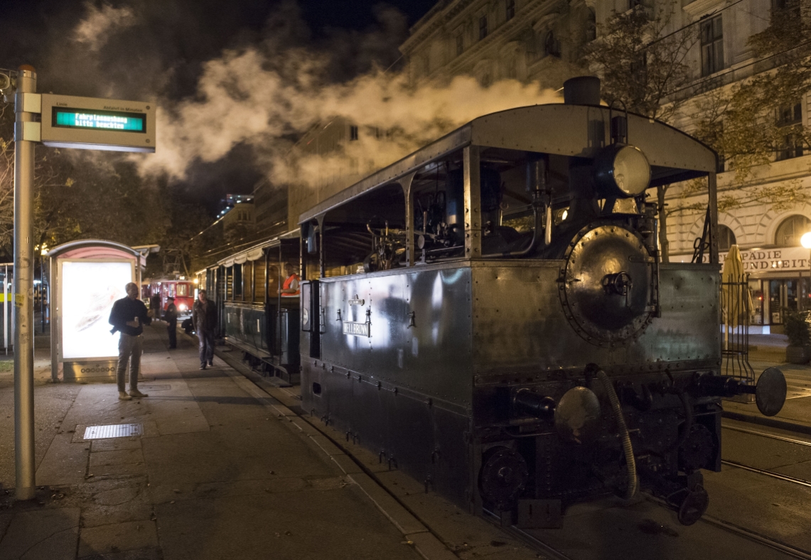 Probefahrt von historischen Fahrzeugen für Feier zu 150 Jahre Wiener Tramway auf der Ringstraße. Dampftramway bei der Haltestelle Schottenring.