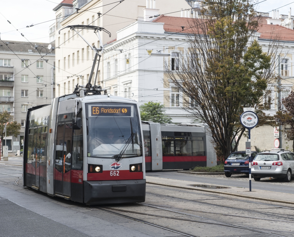 Die Linie E6 fuhr am 17. und 18. Oktober von der U6-Jägerstraße als Ersatzverkehr bis nach Floridsdorf. Grund war ein Weichentausch auf der U6-Strecke. Fahrgäste beim Einsteigen in den Ersatzverkehr E6 an der Station Jägerstraße.