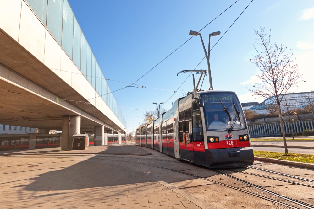 Linie 25 mit Type B1  (ulf) bei der  Station Donausspital, November 2015