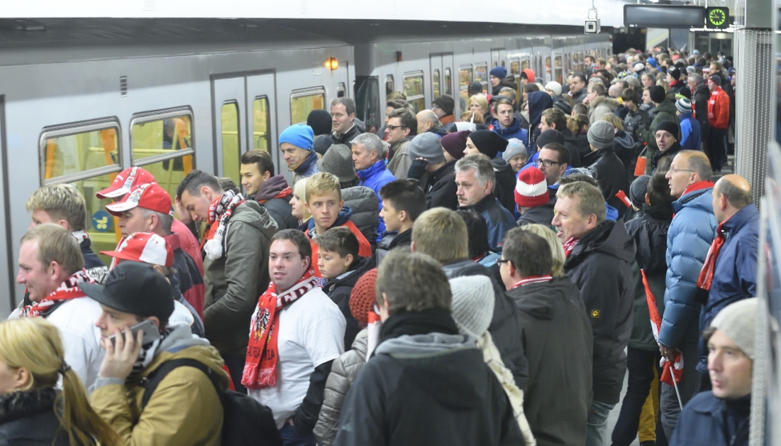 Die U2-Station Stadion ist speziell auf die Abfertigung großer Besuchermassen ausgelegt. Ein spezielles Zutrittssystem schleust die Stadionbesucher nach der Veranstaltung in kurzer Zeit auf den Bahnsteig. Züge bringen die Menschen fast im Minutentakt von drei Gleisen wieder heimwärts.