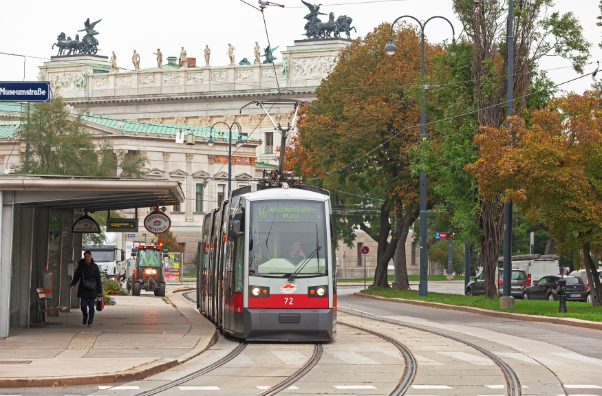 Linie 46 mit der Type A1 Station Auerspergstraße, Oktober 2015