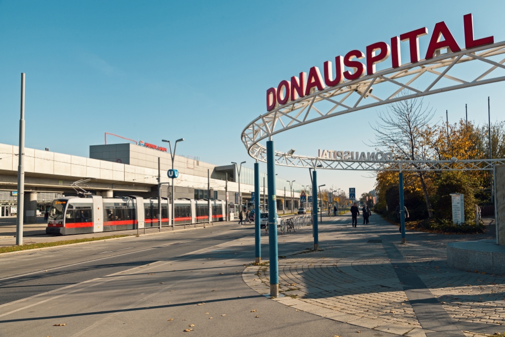 Linie 25 mit Type B  (ulf)  Station Donausspital, November 2015