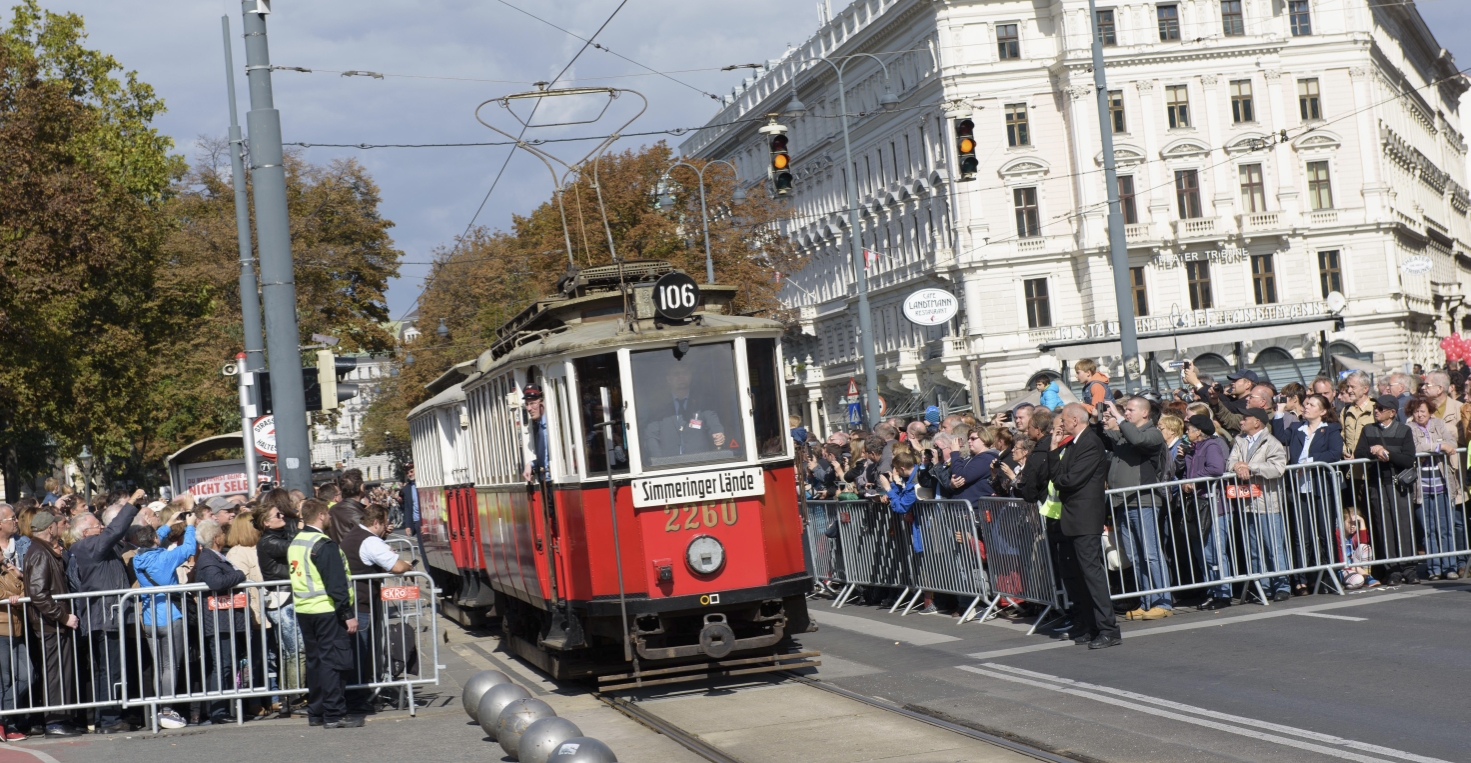 Fest anlässlich des 150-jährigen Jubiläums der Wiener Straßenbahn am Rathausplatz mit zahlreichen Attraktionen und einem Corso mit historischen Fahrzeugen der Wiener Linien.