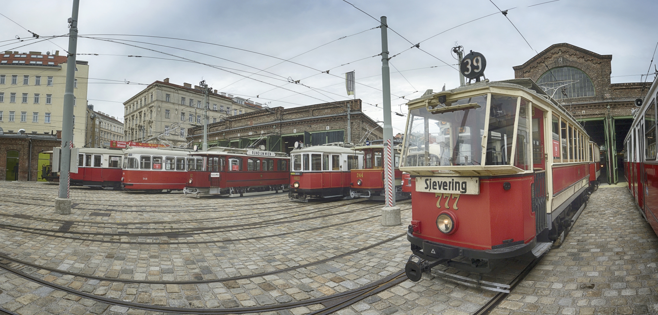 Einige der ausgestellten Fahrzeuge des Verkehrsmuseums der Wiener Linien.