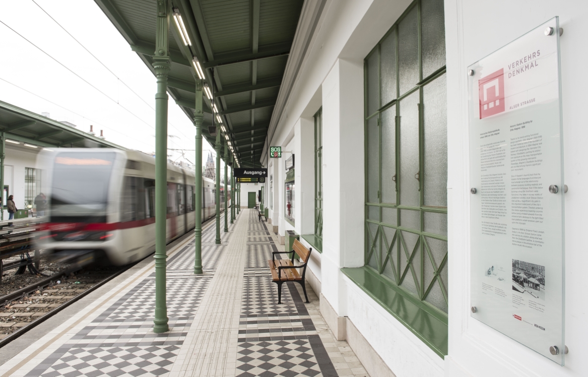 Die generalsanierte U6-Station Alser Straße wird nun als Verkehrsdenkmal bezeichnet. Informationstafel am Bahnsteig.