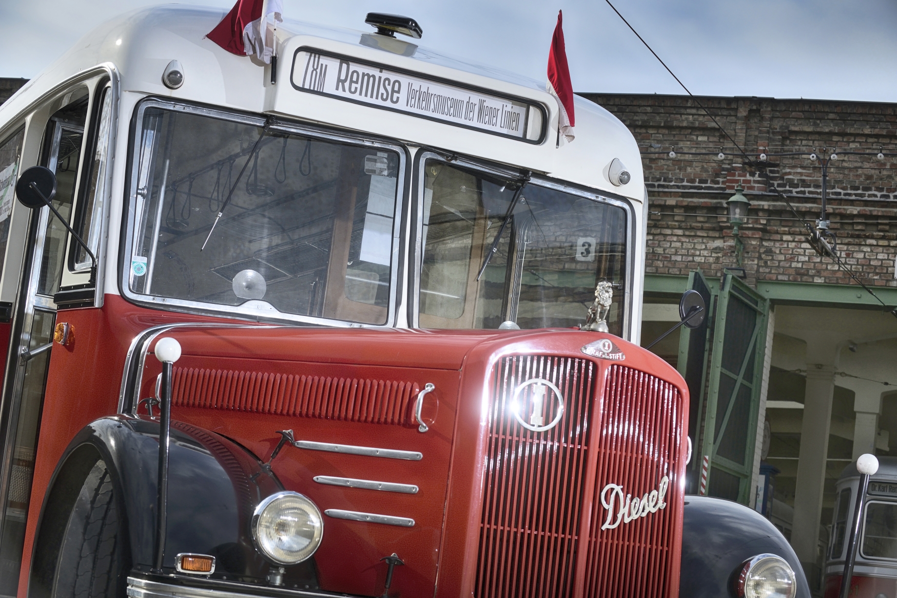 Ab 15. März 2015 verkehrt an den Wochenenden ein Oldtimer-Shuttlebus (Linie 78M) aus dem Jahr 1949 zwischen Schwedenplatz und dem Verkehrsmuseum Remise in Erdberg.