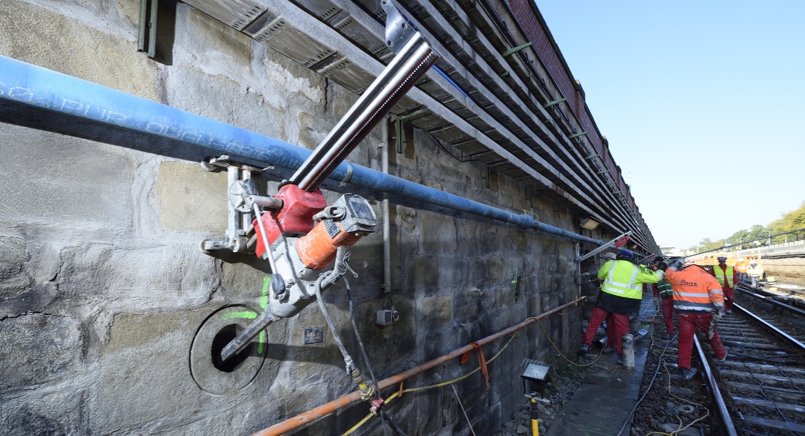 Arbeiten an den Gleisen der Strecke U4 zwischen Längenfeldgasse und Schönbrunn. Sicherungsanker zur nachhaltigen Stabilisierung der Stützmauer.