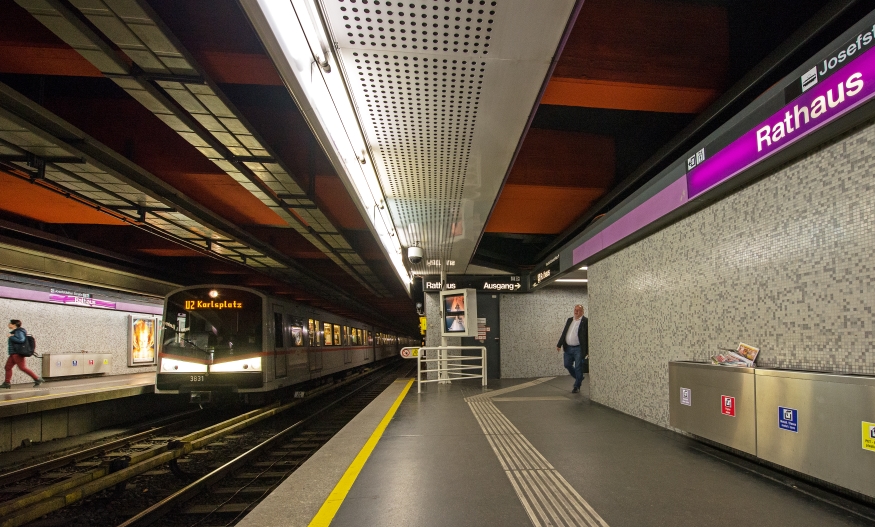 Station Rathaus der  U2 und V-Zug, Mai 2015