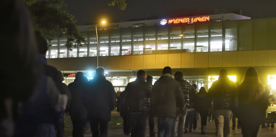 Die U2-Station Stadion ist speziell auf die Abfertigung großer Besuchermassen ausgelegt. Ein spezielles Zutrittssystem schleust die Stadionbesucher nach der Veranstaltung in kurzer Zeit auf den Bahnsteig. Züge bringen die Menschen fast im Minutentakt von drei Gleisen wieder heimwärts.