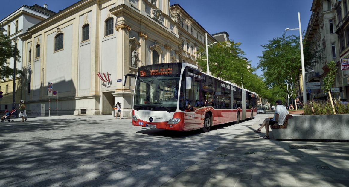 Gelenkbus der Linie 13A im Bereich der Begegnungszone der Mariahilfer Straße.