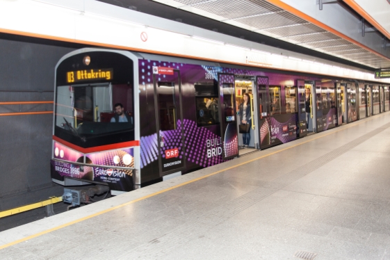 Eine U-Bahn im speziellen Design stimmt die Fahrgäste auf den European Song Contest in Wien ein.