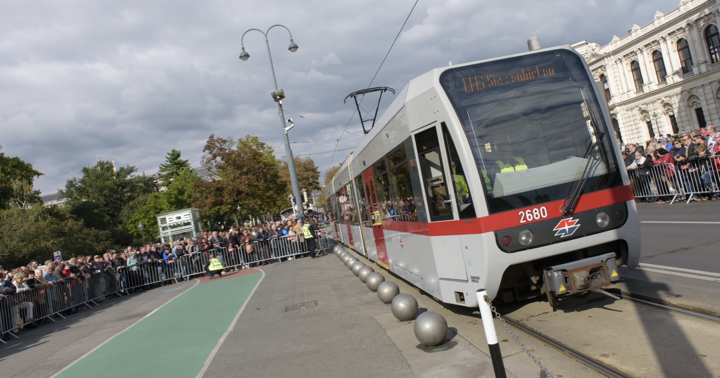 Fest anlässlich des 150-jährigen Jubiläums der Wiener Straßenbahn am Rathausplatz mit zahlreichen Attraktionen und einem Corso mit historischen Fahrzeugen der Wiener Linien.