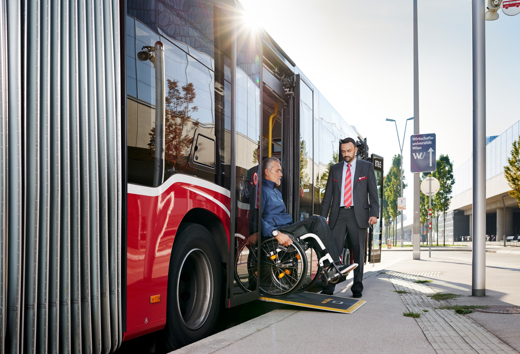 Moderne Autobusse sind auch für Fahrgäste im Rollstuhl barrierefrei nutzbar.