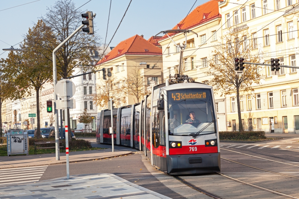 Linie 43 mit Ulf Type B1 kurz vor der Station Hernals S-Bahn, November 2015