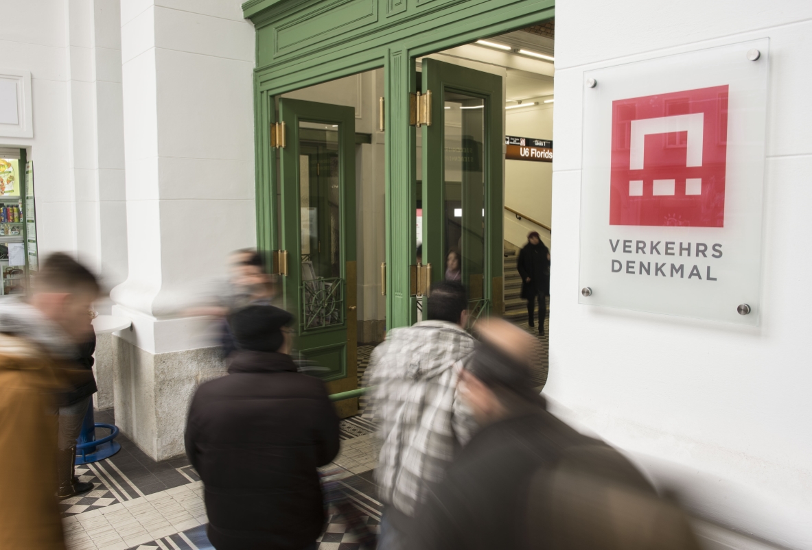 Die generalsanierte U6-Station Alser Straße wird nun als Verkehrsdenkmal bezeichnet. Eingangsbereich der Station mit Informationstafel.