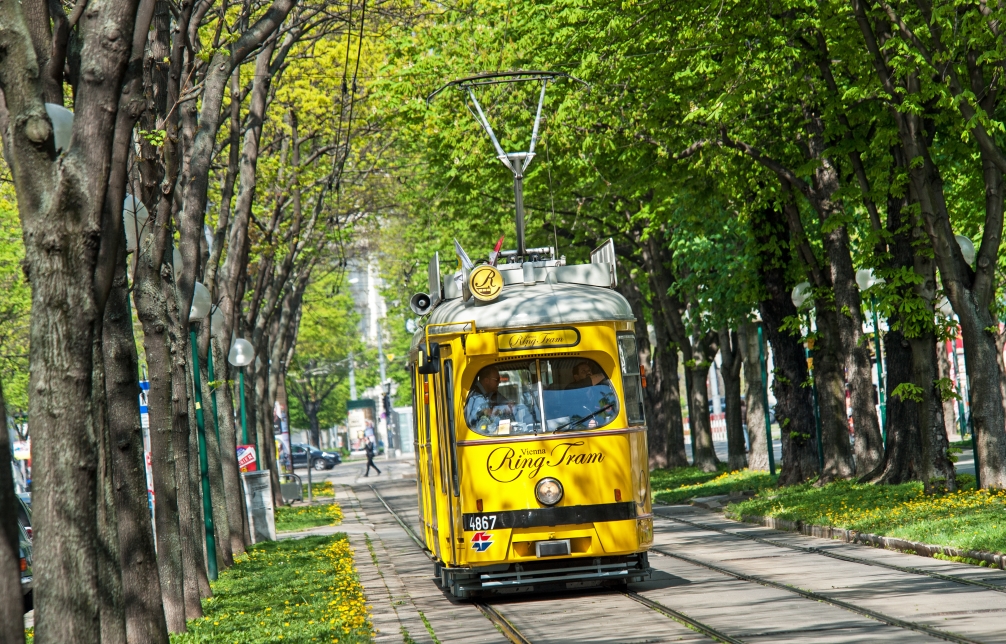 Vienna RingTram  kurz vor der Salztorbrücke am Kai, April 2015