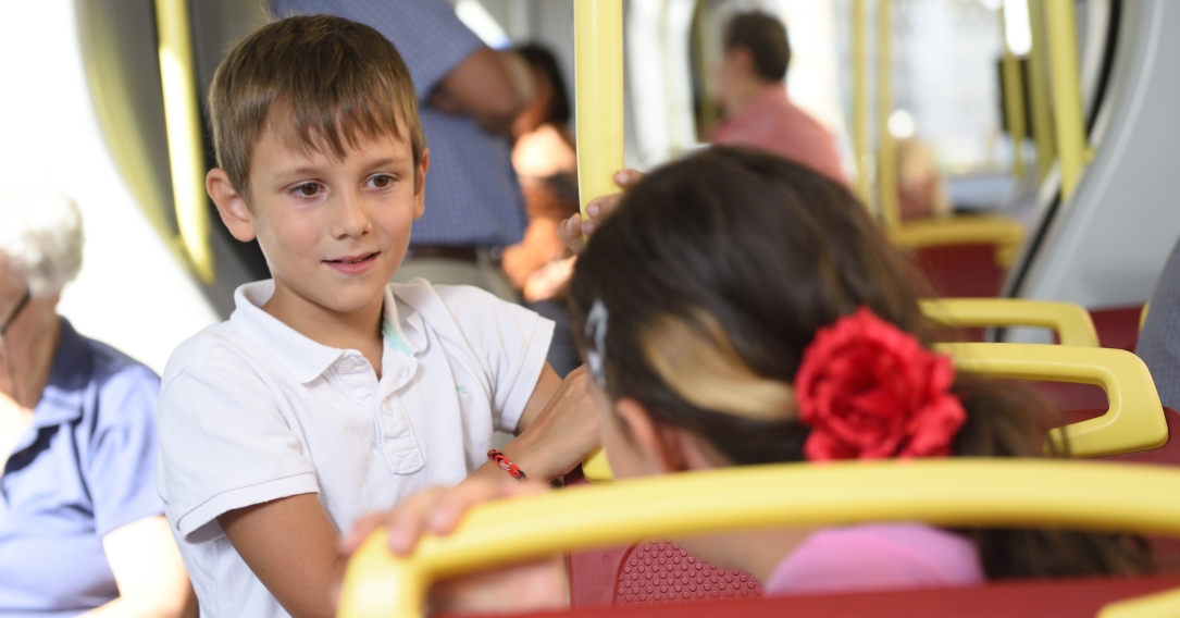 Rund 2,5 Millionen Fahrgäste nutzen die Wiener Linien täglich, darunter auch tausende Kinder. Im Bild: Kinder unterwegs in einer Straßenbahn der Linie 43.