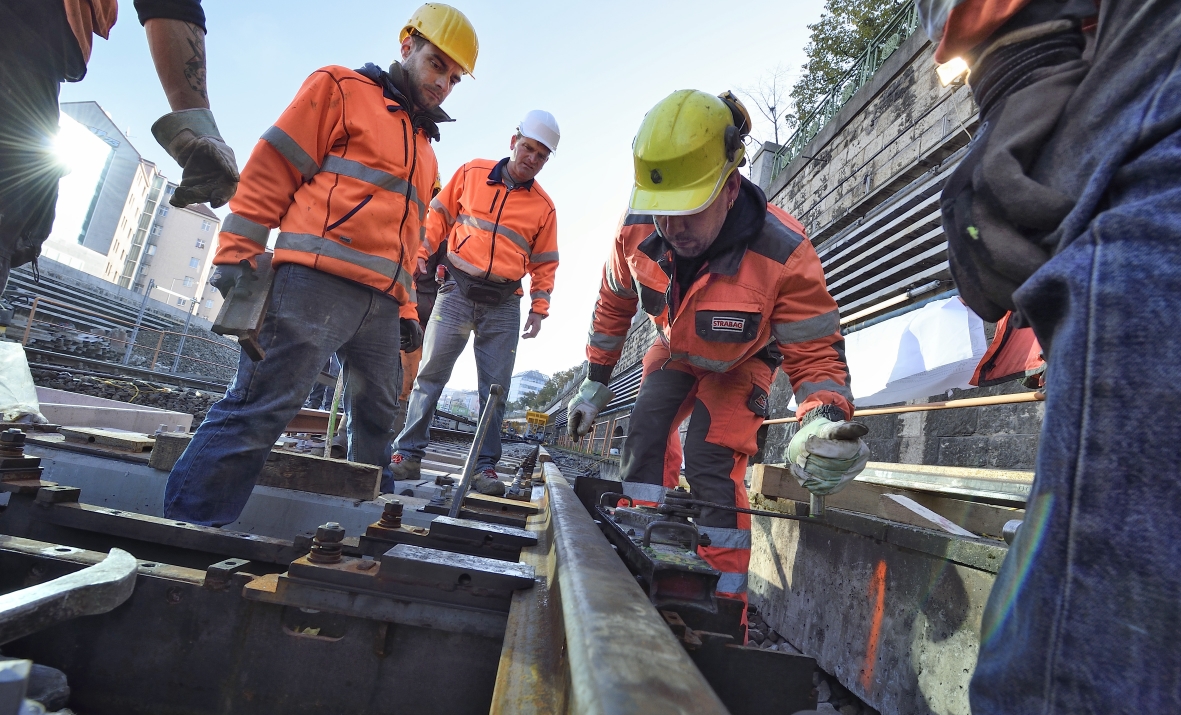 Arbeiten an den Gleisen der Strecke U4 zwischen Längenfeldgasse und Schönbrunn. Weicheneinbau nahe der Station Meidling Hauptstraße.