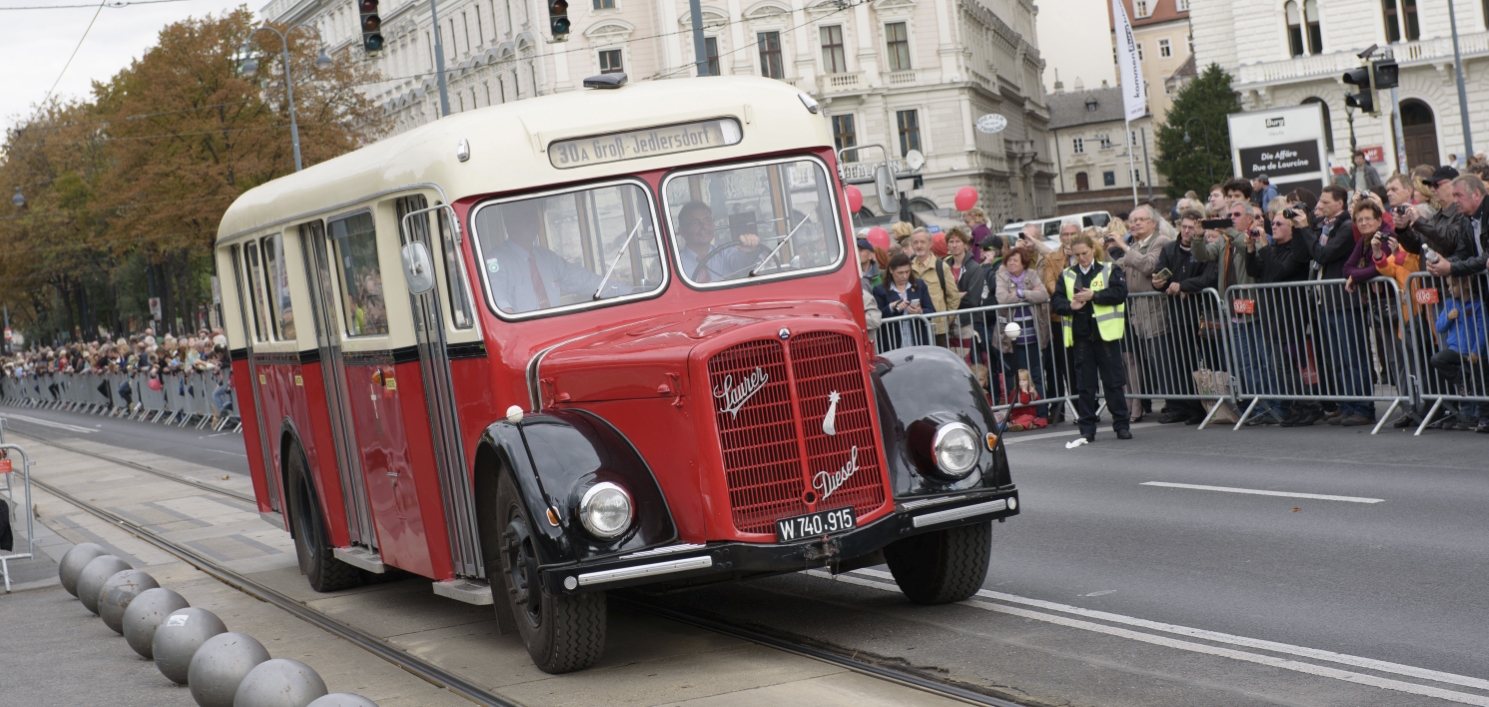 Fest anlässlich des 150-jährigen Jubiläums der Wiener Straßenbahn am Rathausplatz mit zahlreichen Attraktionen und einem Corso mit historischen Fahrzeugen der Wiener Linien.