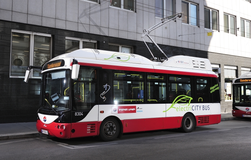 Auf der Linie 3A im Einsatz: der voll-elektrische City-Bus beim Aufladen in der Haltestelle in der Zelinkagasse.