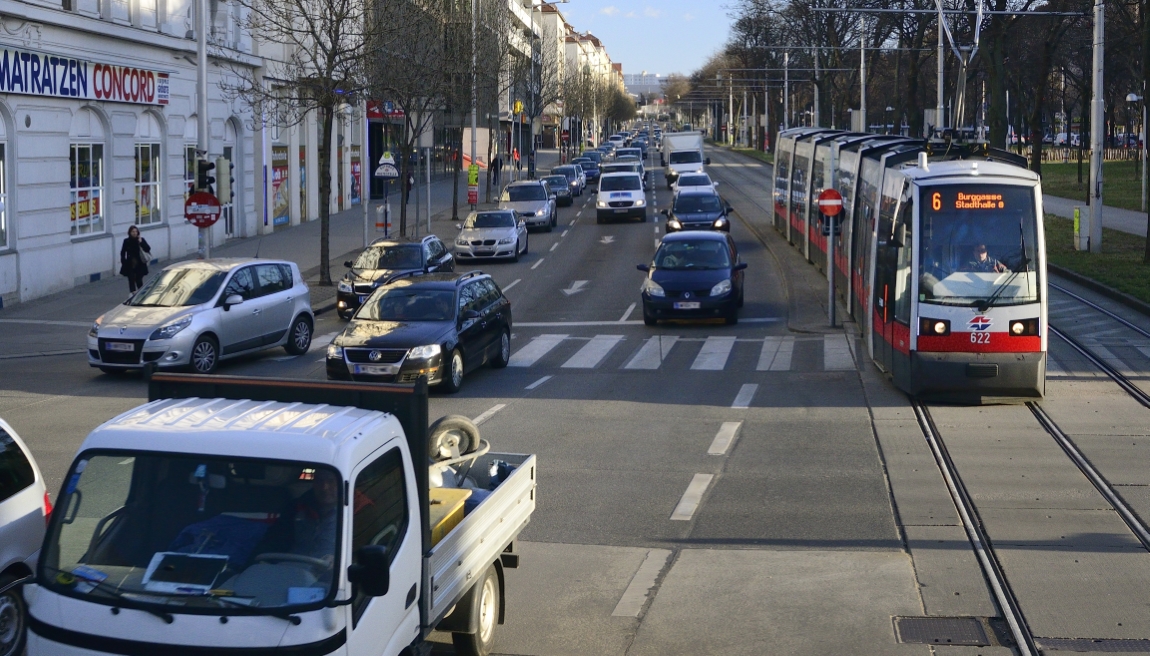 Straßenbahn der Linie 6 im Bereich Gaudenzdorfer Gürtel