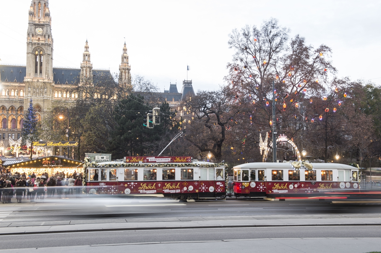 Ströck-Weihnachtsbim am ersten Adventswochenende vor dem Christkindlmarkt am Rathausplatz.