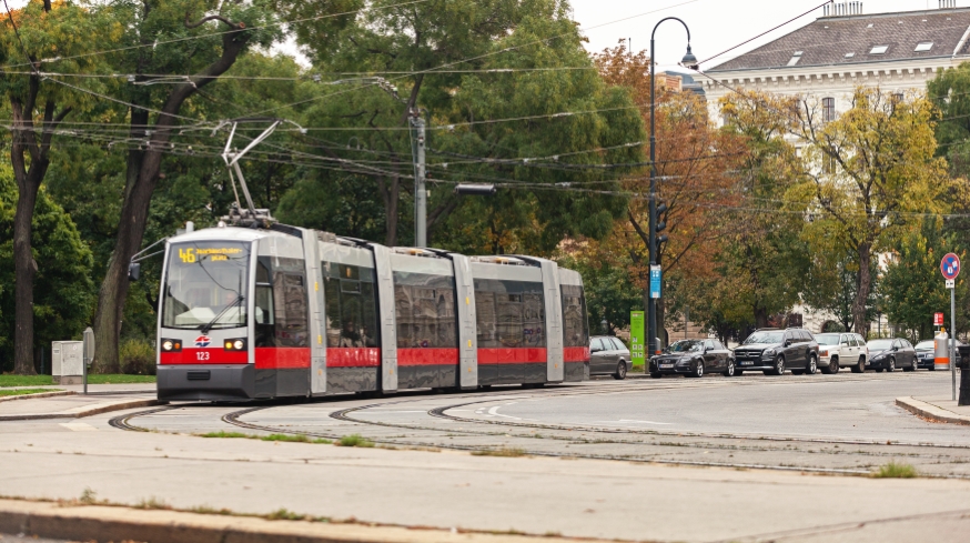 Linie 46 mit der Type A1, Schmerlingplatz kurz vor der Station Auerspergstraße, Oktober 2015