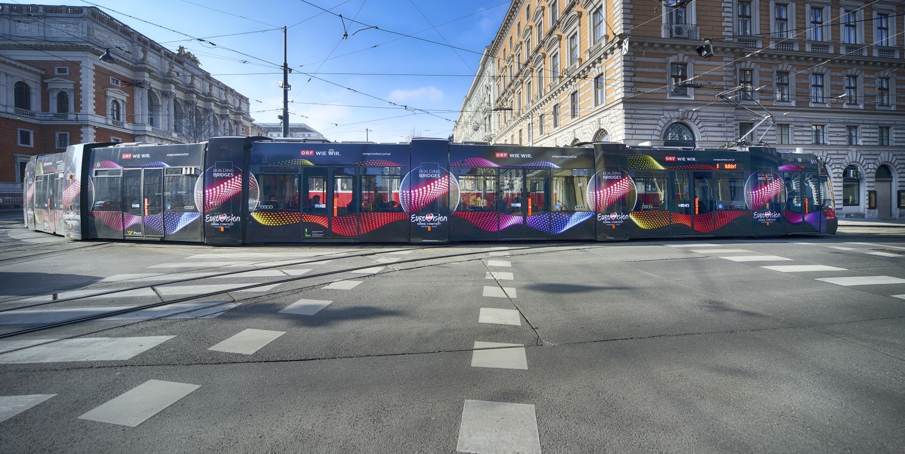 Eine eigens zur Bewerbung des Song Contests gebrandete ULF Straßenbahn unterwegs auf der Linie D.