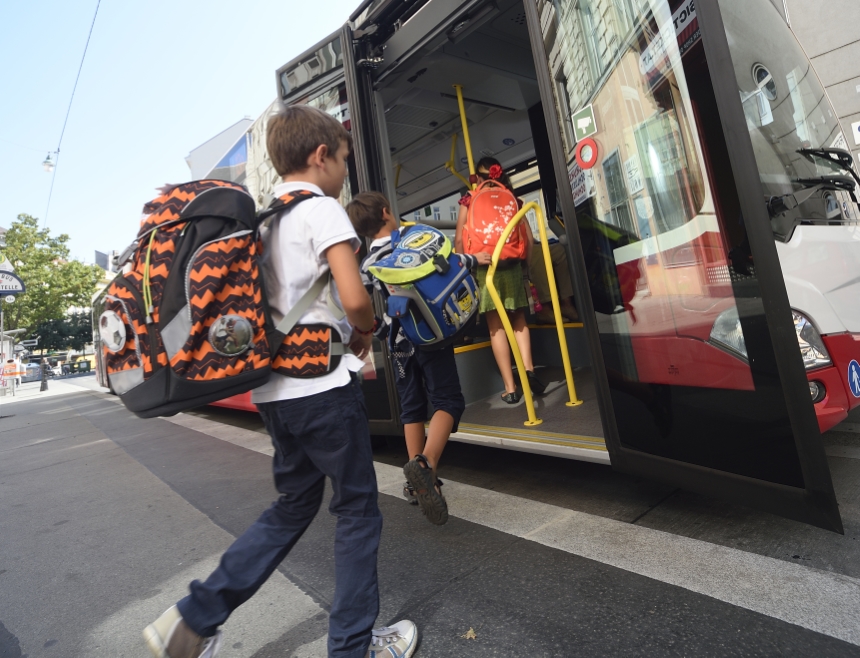 Rund 2,5 Millionen Fahrgäste nutzen die Wiener Linien täglich, darunter auch tausende Kinder. Im Bild: Kinder unterwegs in einem Autobus der Linie 13A.