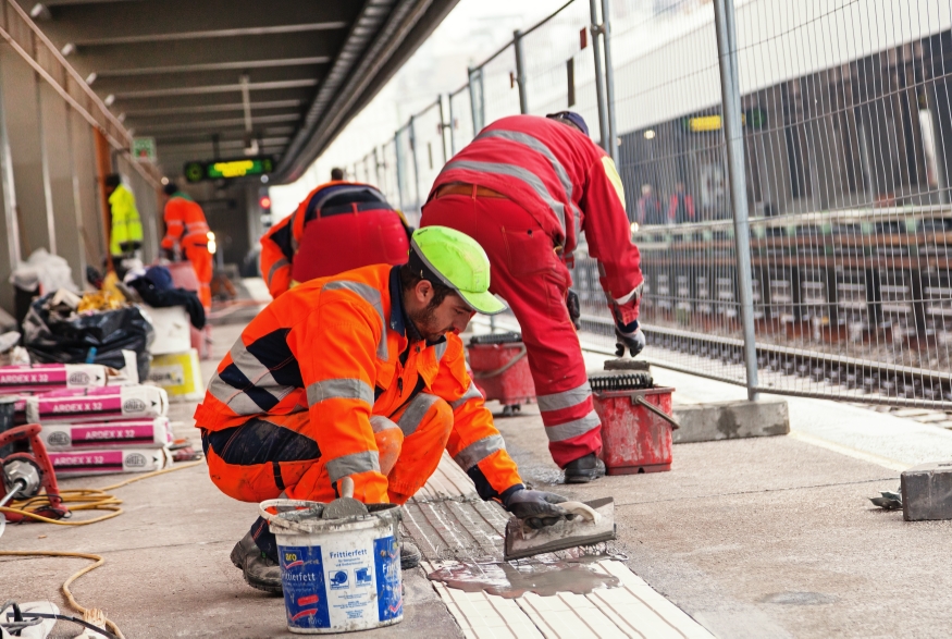 Station Thaliastaße, Bahnsteig wird erneuert, Oktober 2015