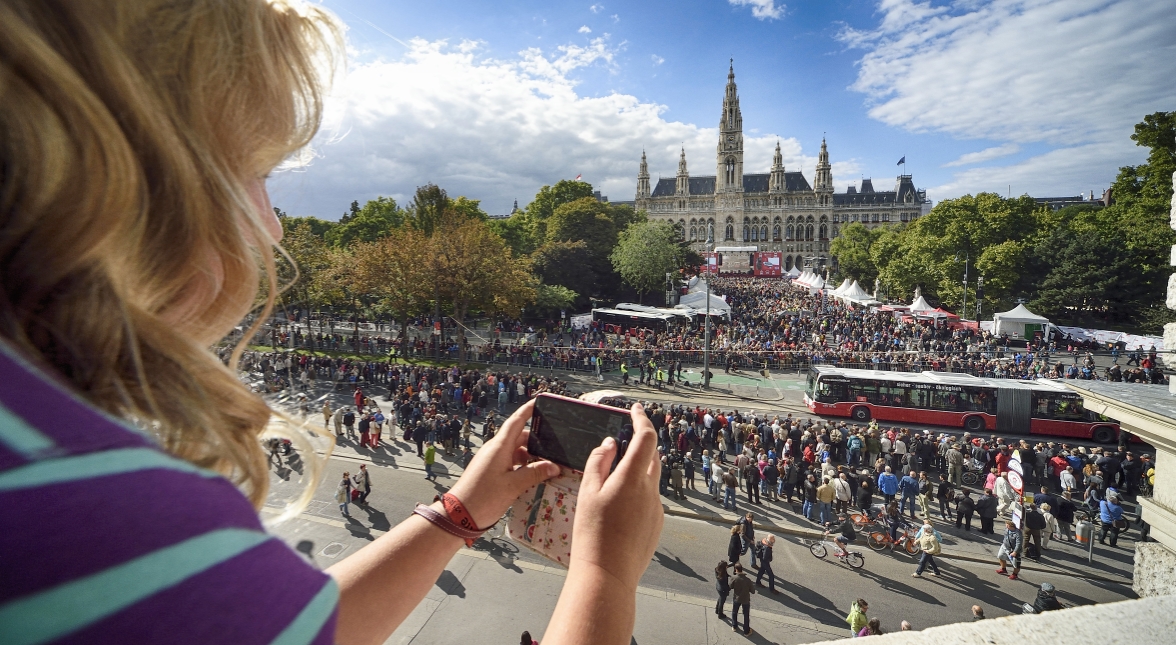 Fest anlässlich des 150-jährigen Jubiläums der Wiener Straßenbahn am Rathausplatz mit zahlreichen Attraktionen und einem Corso mit historischen Fahrzeugen der Wiener Linien.