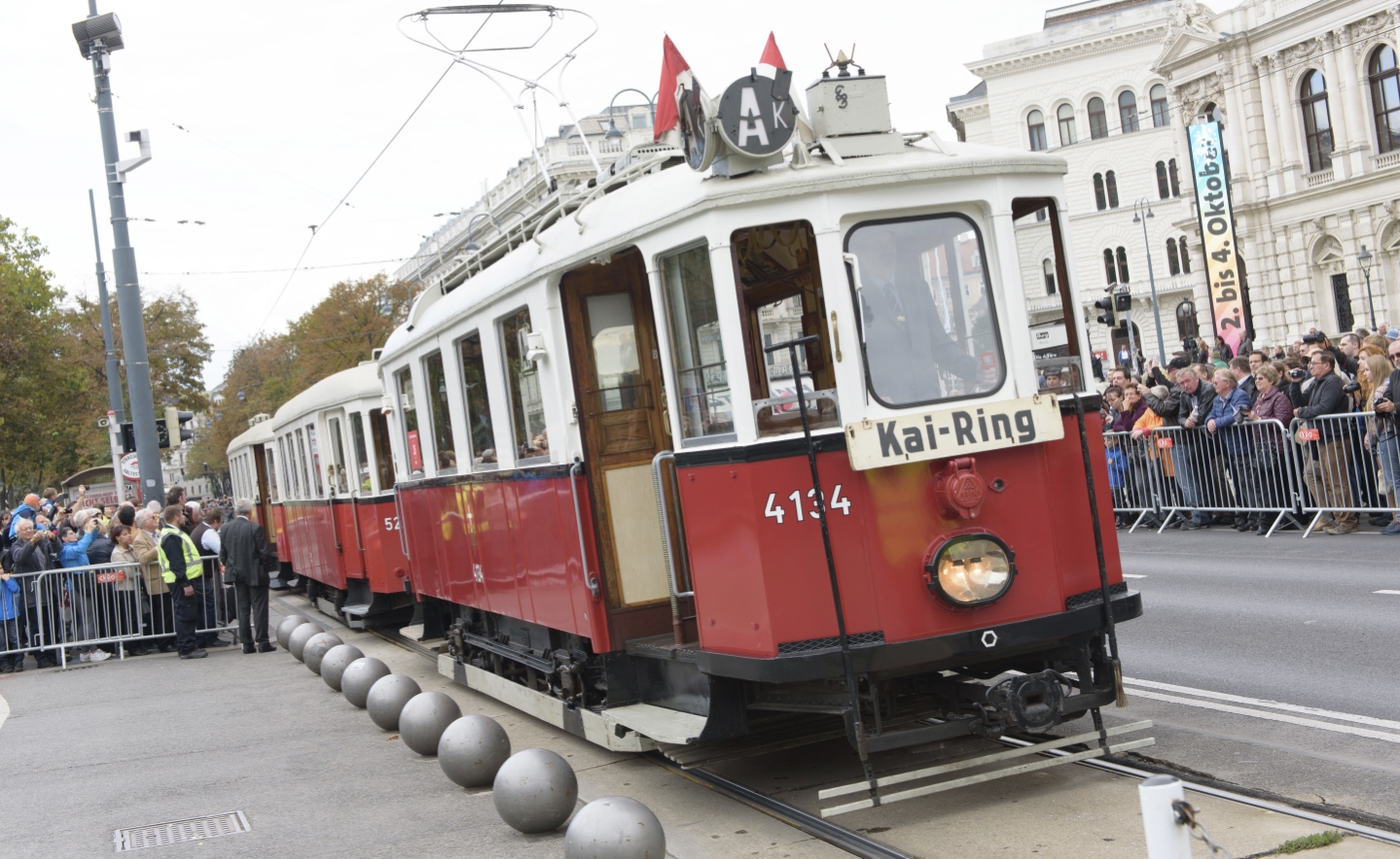 Fest anlässlich des 150-jährigen Jubiläums der Wiener Straßenbahn am Rathausplatz mit zahlreichen Attraktionen und einem Corso mit historischen Fahrzeugen der Wiener Linien.