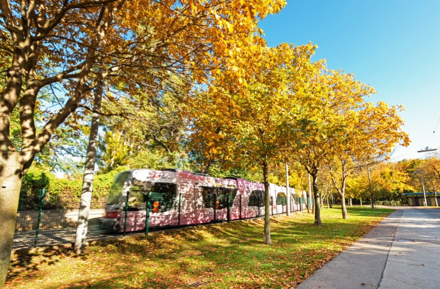 Linie 1 mit Type B  kurz vor der Endstelle Prater Hauptallee, Oktober 2015